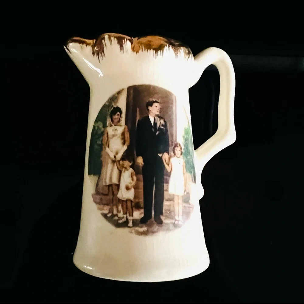 VINTAGE 1960’s JOHN F KENNEDY & FAMILY COMMEMORATIVE CERAMIC PITCHER CREAMER - Picture 1 of 4